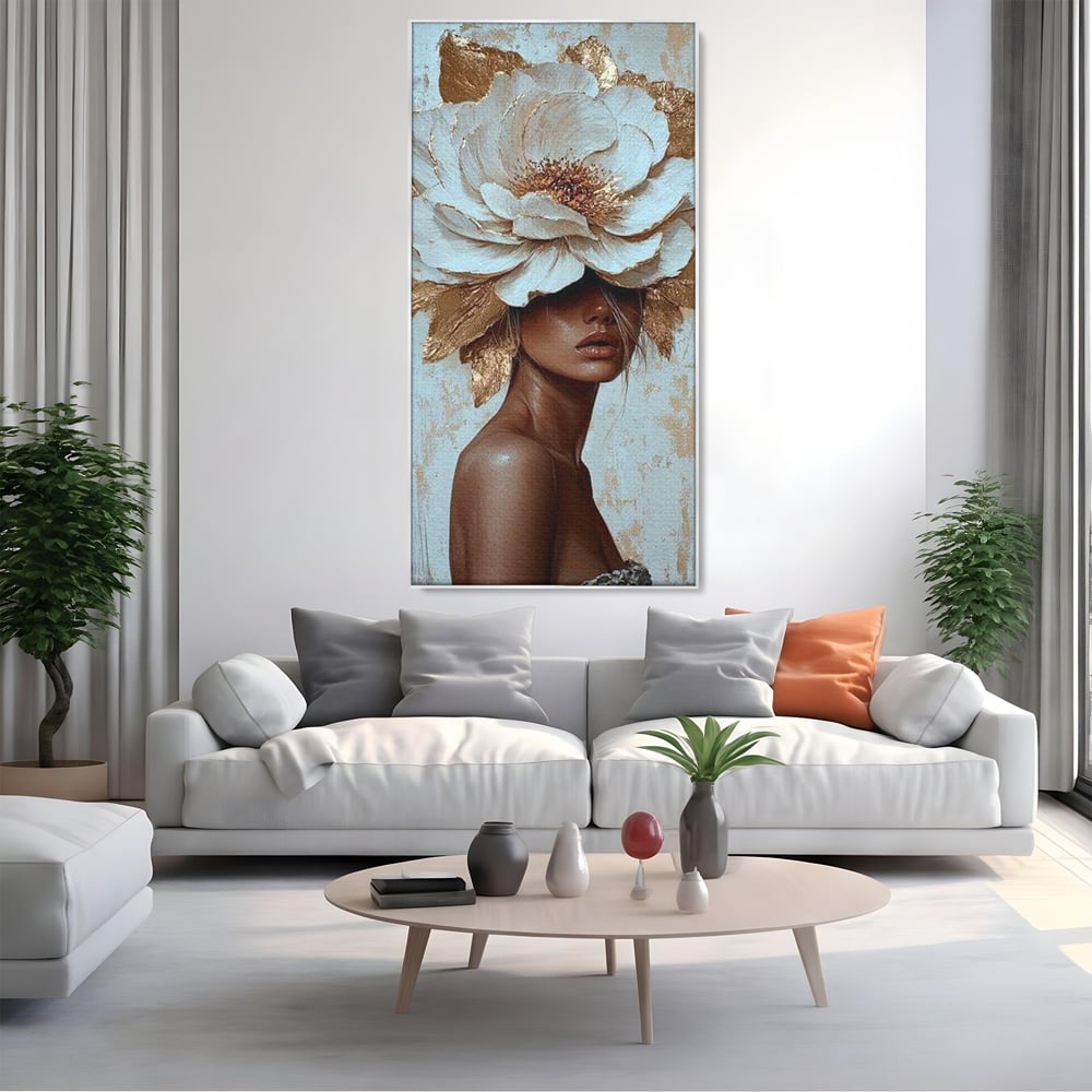Tablou canvas cu tablou canvas cu portret si floare aurie, in rama de aluminiu argintiu, pe perete intr-un living